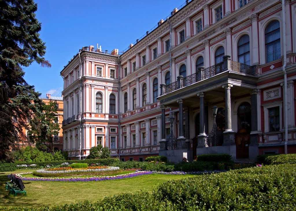 Величественный зимний дворец санкт-петербурга