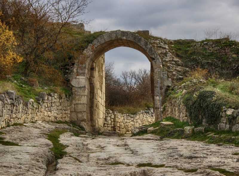 Пещерный город чуфут-кале и история о крымской жанне д’арк.