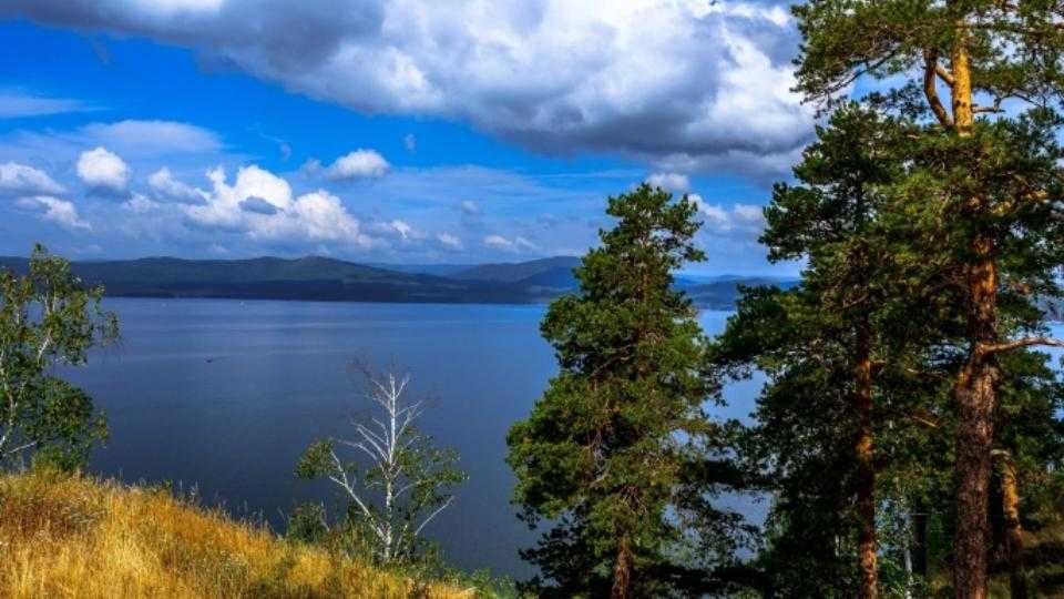 Озеро Тургояк – замечательный памятник природы, один из самых живописных водоемов Южного Урала. Тургояк находится вблизи города Миасса, в окруженной лесистыми горами озерной долине, которую называют Уральской Швейцарией. Бесподобные ландшафты и чистейшая