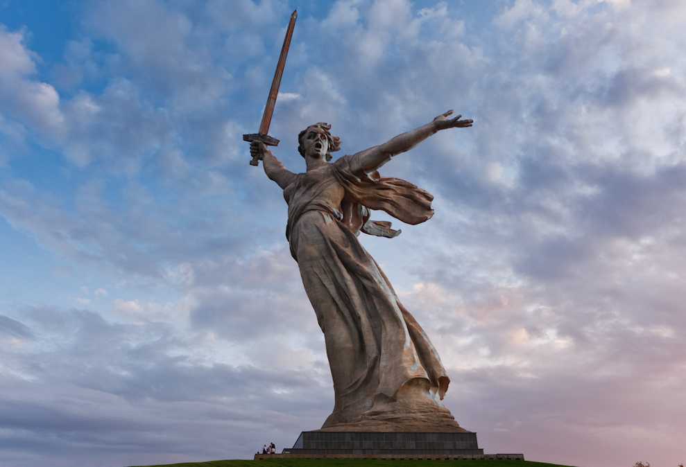 Мемориальный ансамбль на мамаевом кургане "героям сталинградской битвы"