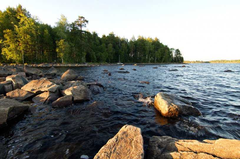 Озеро Сандал, служащее источником воды для Кондопожской ГЭС, расположено в Южной Карелии. Глубоководный водоем лежит в узкой котловине.