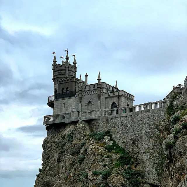 Ласточкино гнездо в крыму — замок, парящий между небом и морем