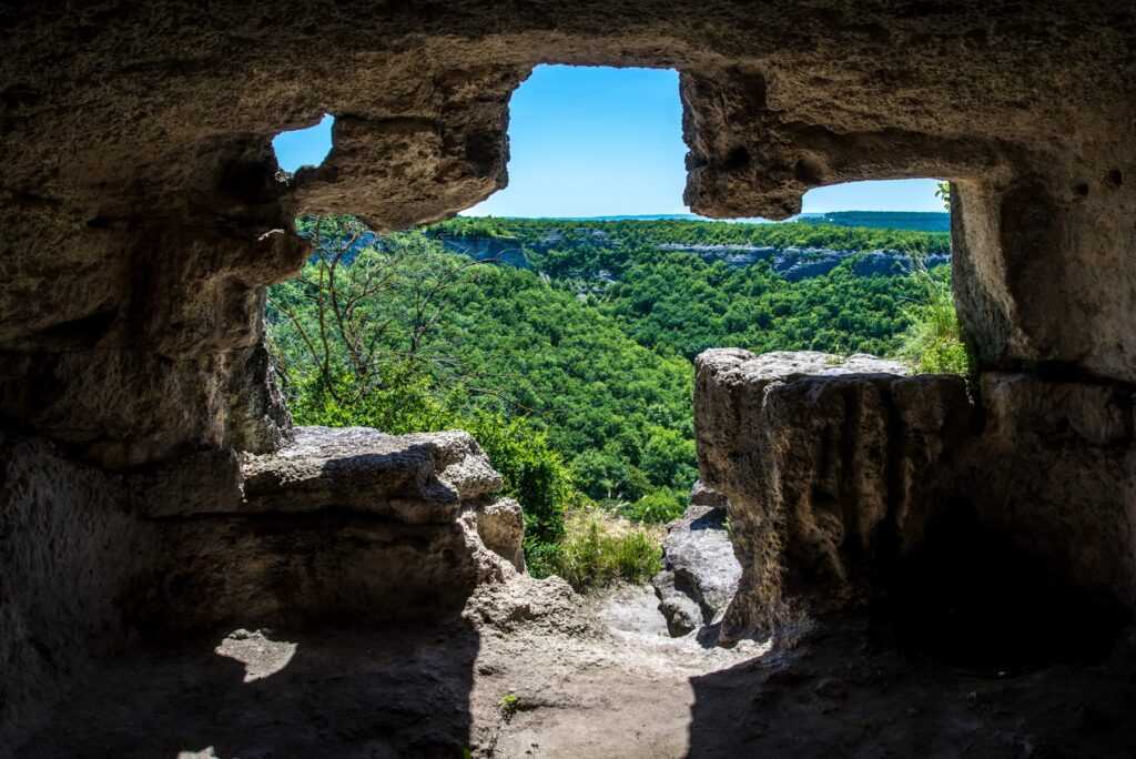 По следам крымского ханства и не только: экскурсия по пещерному городу чуфут-кале - записки путешественника