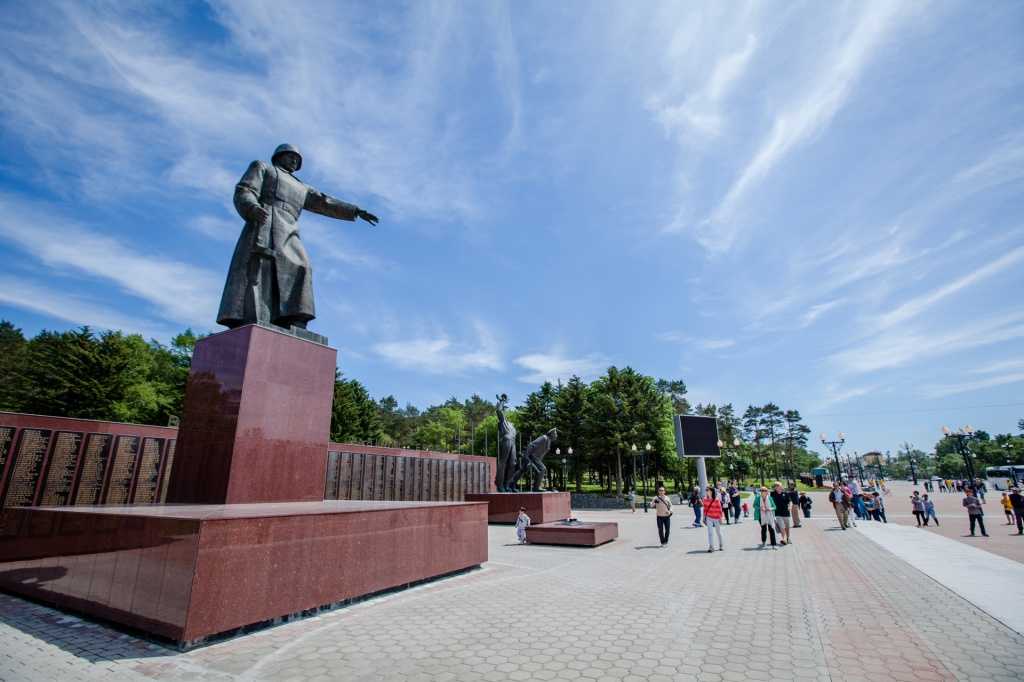 Южно-Сахалинск – город, расположенный на Дальнем Востоке России, в южной части острова Сахалин. Он является административным центром Сахалинской области и в последние годы быстро развивается, благодаря инвестициям действующих здесь нефтедобывающих компани