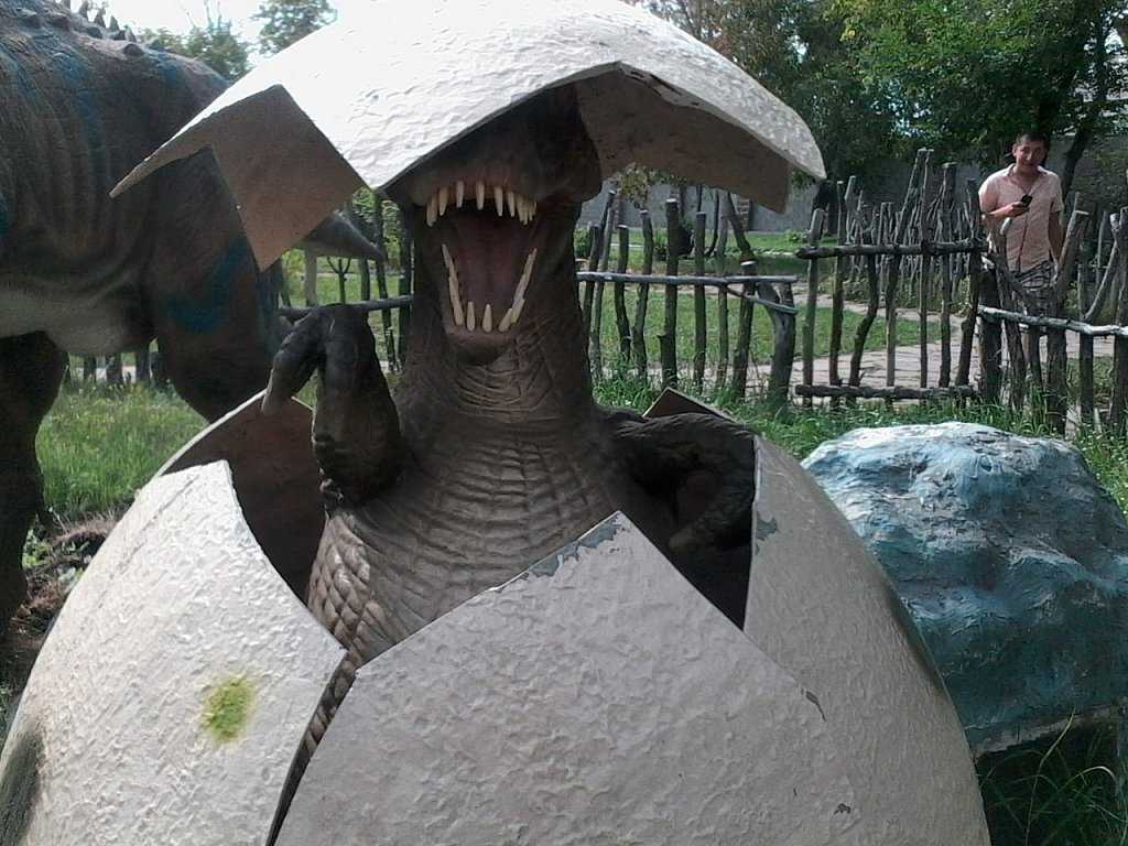 Парк динозавров в Башкирии находится в Абзелиловском районе, недалеко от Магнитогорска. Динопарк обязательно стоит посетить, если вы отдыхаете на озере Банное или в Абзаково, а тем более – с детьми. В парке Юрского периода можно увидеть фигуры 28 динозавр