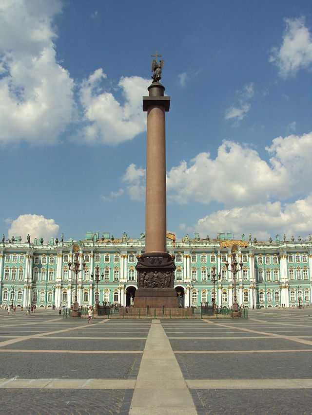 Александровская колонна – памятник в стиле ампир, расположенный на Дворцовой площади Санкт-Петербурга. Это самая высокая колонна в мире, изготовленная из цельного камня. Александровская колонна воздвигнута в 1834 году архитектором Огюстом Монферраном по у