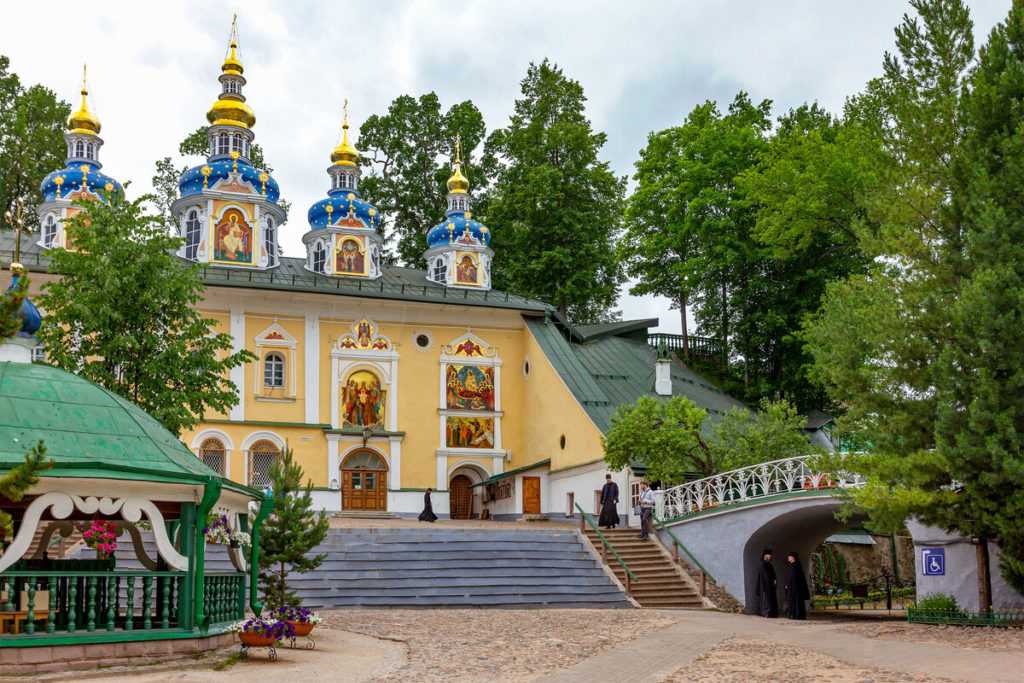 Свято-Успенский Псково-Печерский монастырь, окруженный каменными крепостными стенами и напоминающий своим обликом неприступную цитадель, – один из крупнейших и известнейших мужских монастырей России. Он расположен на северо-западе Псковской области, в гор