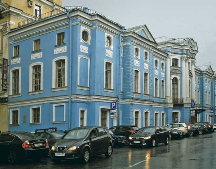 Шуваловский дворец, также известный как дворец Нарышкиных-Шуваловых, – один из красивейших в Санкт-Петербурге. Его элегантный облик сформировался в 40-х годах XIX столетия, вобрав в себя зодческие черты позднего классицизма и неоренессанса. Дворец, обраще