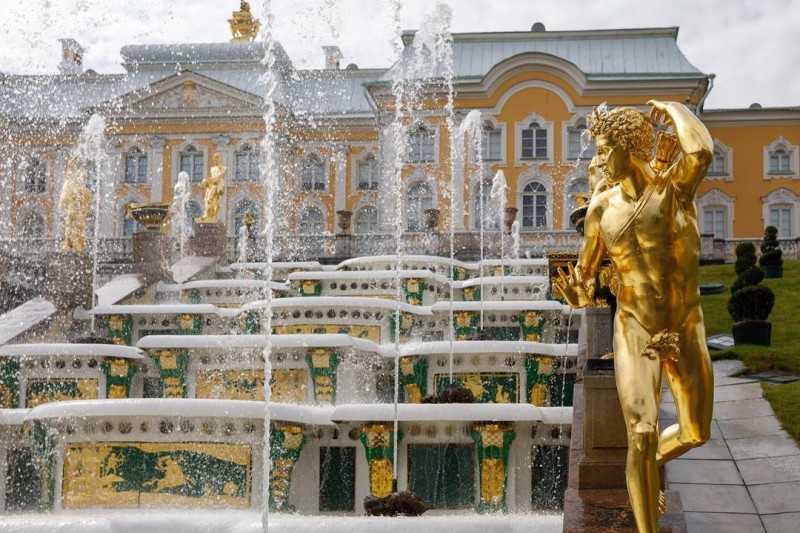Презентация на тему: "петергоф расположенный в 30 км от центра санкт- петербурга, петродворец является одним из самых изысканных и самых известных дворцово-парковых ансамблей.". скачать бесплатно и без регистрации.