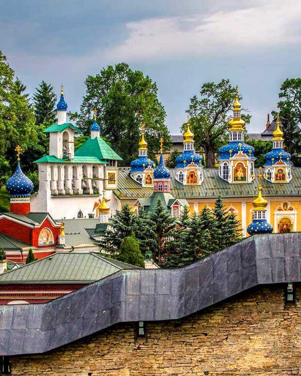 Свято-Успенский Псково-Печерский монастырь, окруженный каменными крепостными стенами и напоминающий своим обликом неприступную цитадель, – один из крупнейших и известнейших мужских монастырей России. Он расположен на северо-западе Псковской области, в гор