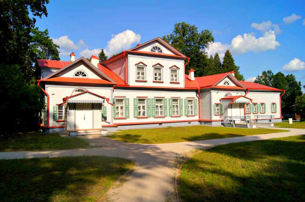 Усадьба Абрамцево – роскошное поместье в 60 км от Москвы, превращённое в музей-заповедник с одноимённым названием после революционных событий 1917 года. Имение появилось несколько веков назад, однако по-настоящему известным оно стало благодаря писателю С.