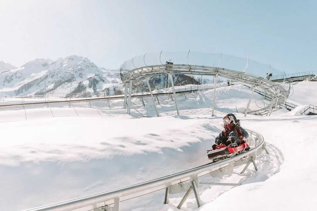 Роза Хутор – популярнейший российский горнолыжный курорт, расположенный на Северном Кавказе, в 74 км к северо-востоку от Сочи. Строившийся в период с 2003 по 2011 гг., он стал важнейшей частью инфраструктуры, созданной для проведения зимних Олимпийских и