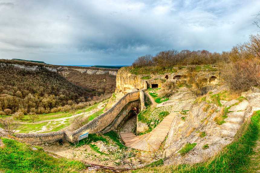 Пещерный город чуфут-кале и история о крымской жанне д’арк.