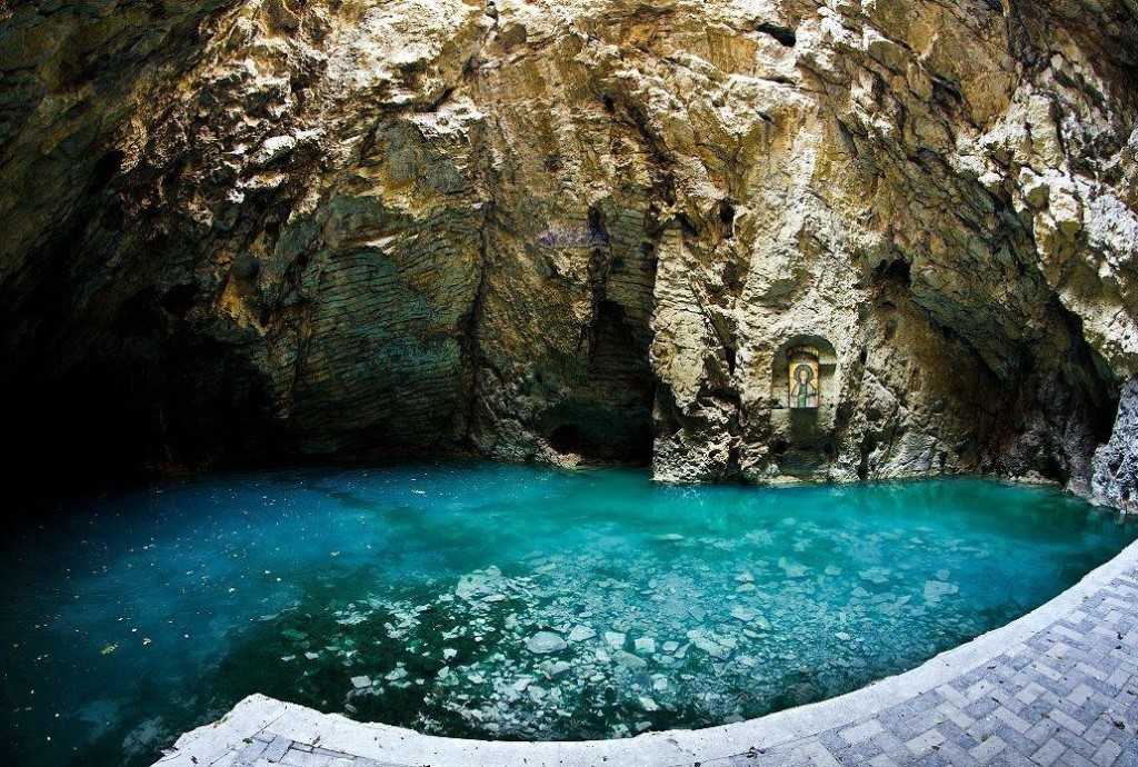 Озеро Провал – неповторимый природный памятник карстово-тектонического происхождения. Он расположен на дне пещеры южного склона горы Машук, у подножия которой раскинулся Пятигорск.