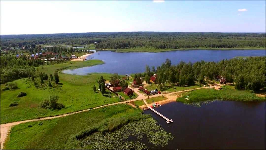 Селигер – волшебная озерная страна и популярный среднерусский курорт, расположенный на Валдайской возвышенности, на полпути между Москвой и Санкт-Петербургом. Селигер обычно называют озером, но, в действительности, это грандиозная гидросистема, сложенная