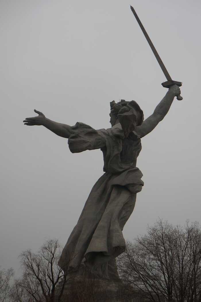 «Родина-мать зовет» - название главной скульптуры мемориального комплекса, построенного на Мамаевом кургане в городе-герое Волгоград. Холм, на котором стоит фигура женщины с мечом, возвышается на 14 м, а сама статуя имеет высоту 85 м. Она господствует над