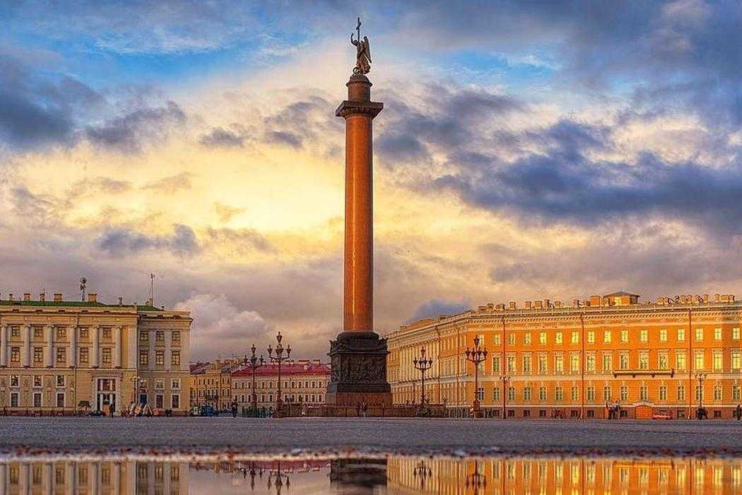 Александровская колонна – памятник в стиле ампир, расположенный на Дворцовой площади Санкт-Петербурга. Это самая высокая колонна в мире, изготовленная из цельного камня. Александровская колонна воздвигнута в 1834 году архитектором Огюстом Монферраном по у