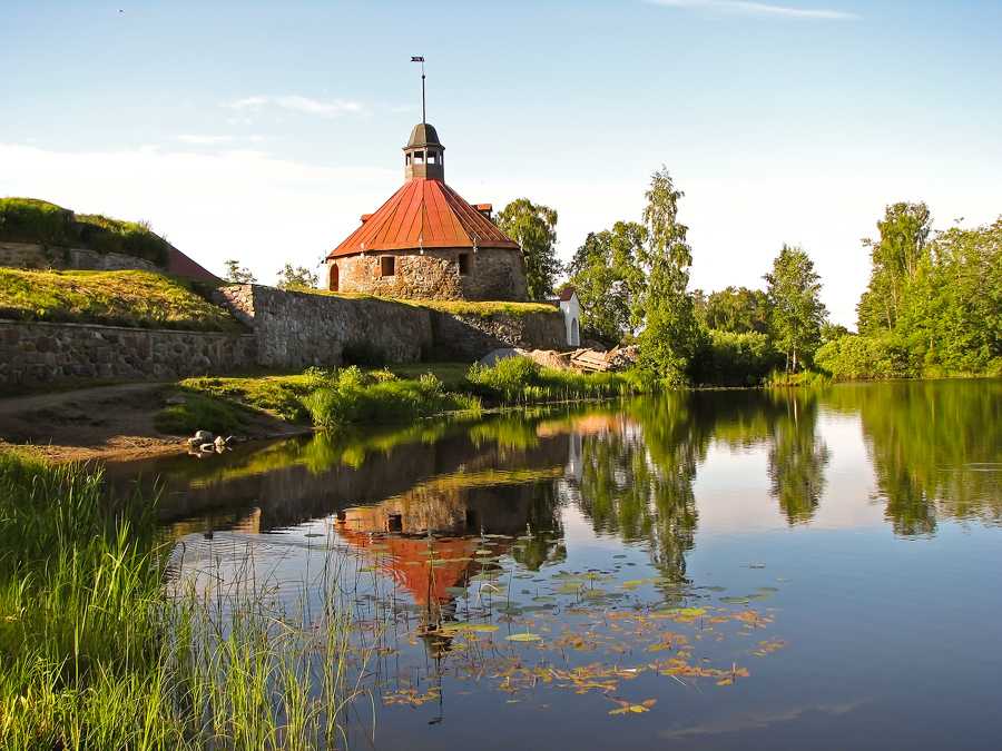 Приозерск – районный центр на Карельском перешейке в Ленинградской области; один из старейших русских городов. Он расположен всего в 140 км к северу от Санкт-Петербурга, по берегам северного рукава реки Вуоксы, на северо-западном берегу Ладоги. Окруженный