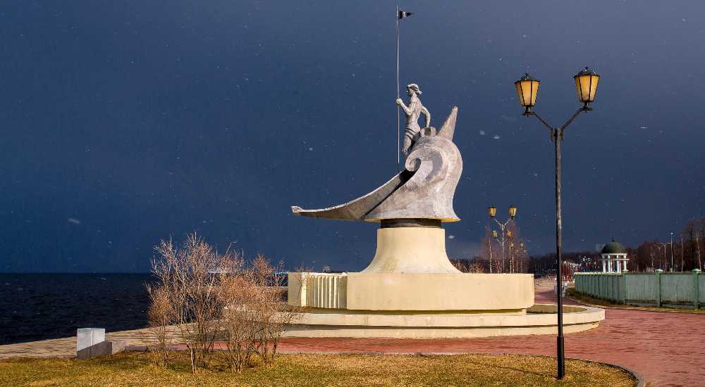 Площадку на набережной онежского озера в петрозаводске вымостили цветным камнем (фото) | столица на онего