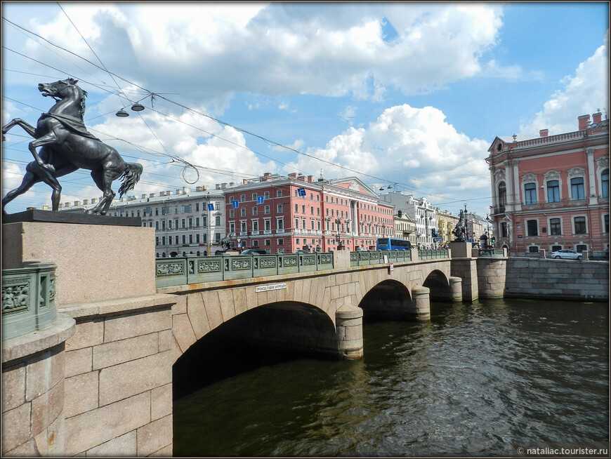 Аничков мост в городе санкт-петербург