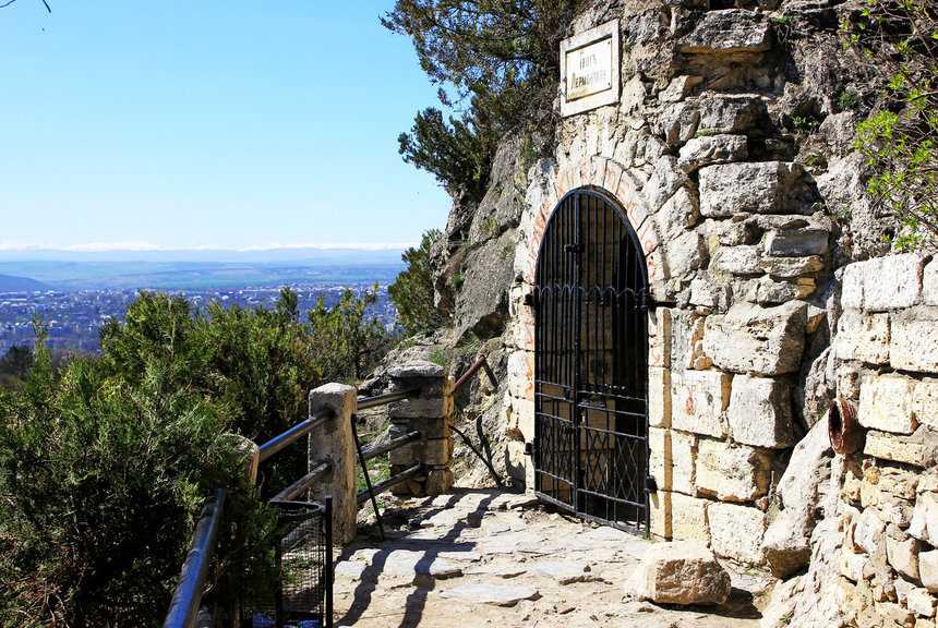 Грот Дианы – живописная искусственная пещера на склоне горы Горячей в Пятигорске. Ландшафтный памятник, носящий имя древнеримской богини, пользуется большой популярностью у туристов, приезжающих в Пятигорск.
