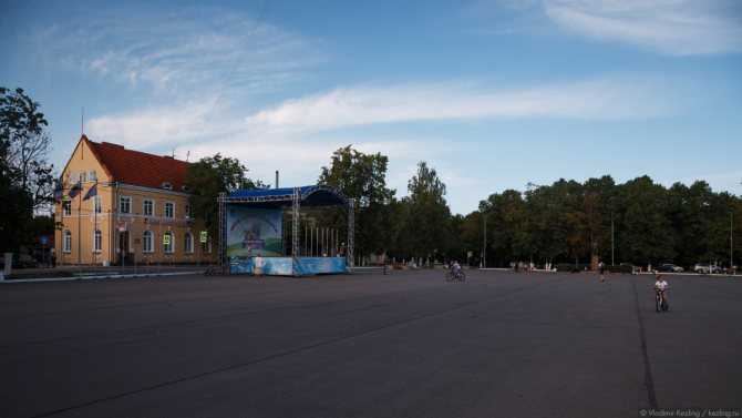 Приозерск – районный центр на Карельском перешейке в Ленинградской области; один из старейших русских городов. Он расположен всего в 140 км к северу от Санкт-Петербурга, по берегам северного рукава реки Вуоксы, на северо-западном берегу Ладоги. Окруженный