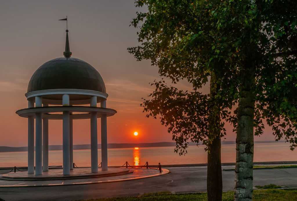 Площадку на набережной онежского озера в петрозаводске вымостили цветным камнем (фото) | столица на онего