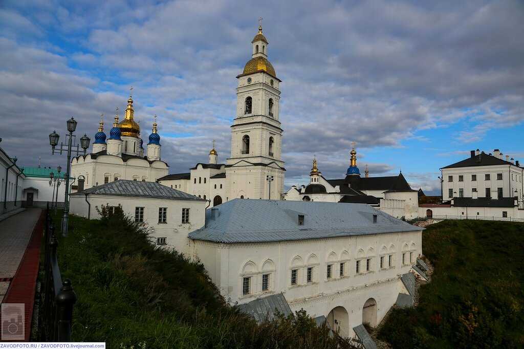 Тобольск — древний город в России, основанный в XVI веке, жемчужина Сибири. Главная достопримечательность города – это Тобольский кремль, уникальный образец сибирского зодчества.