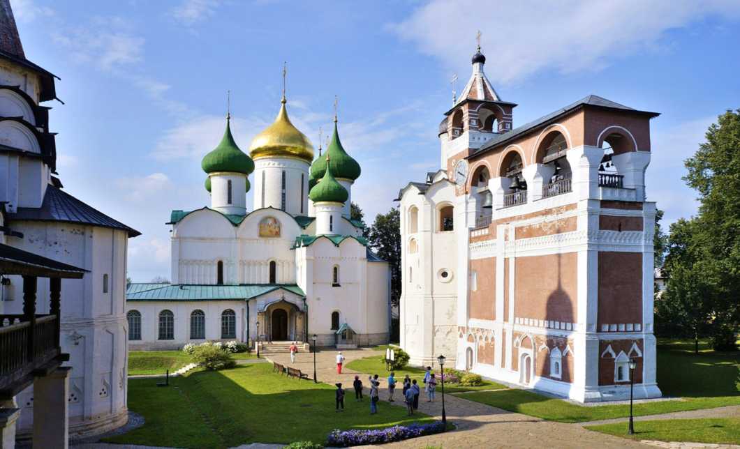 Спасо-Евфимиев монастырь в Суздале – уникальная святыня, известная многовековой историей. На сегодняшний день здесь функционирует музейно-архитектурный комплекс, который радушно ждет посетителей, предлагая их вниманию множество интереснейших экспозиций.