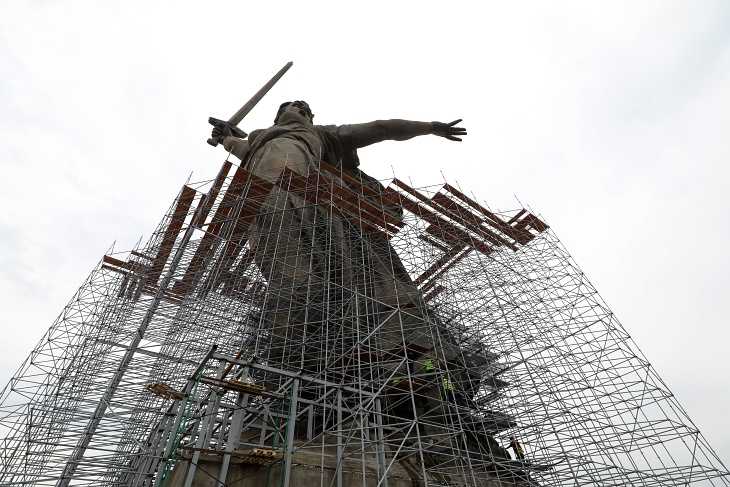 «Родина-мать зовет» - название главной скульптуры мемориального комплекса, построенного на Мамаевом кургане в городе-герое Волгоград. Холм, на котором стоит фигура женщины с мечом, возвышается на 14 м, а сама статуя имеет высоту 85 м. Она господствует над