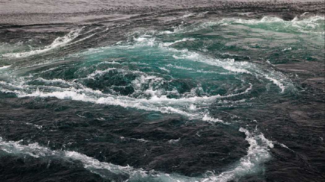 Самое большое течение в атлантическом океане. Водоворот мальстрём, Норвегия. Водоворот Мальстрем в норвежском море. Мессинский пролив водовороты. Воронка Мальстрем в Норвегии.