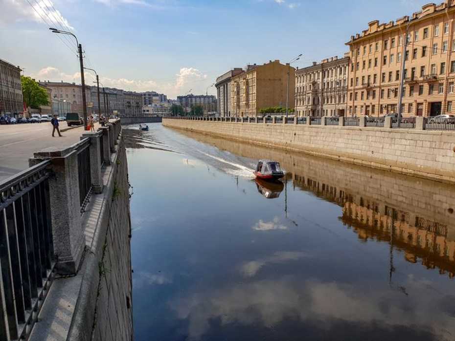 Обводный канал – крупнейшая водная магистраль Санкт-Петербурга длиной 8,08 км, соединяющая Неву с протоком её дельты – Екатерингофкой. Отправной точкой служит Александро-Невский монастырь. Раньше канал пересекал незастроенную местность и служил для достав