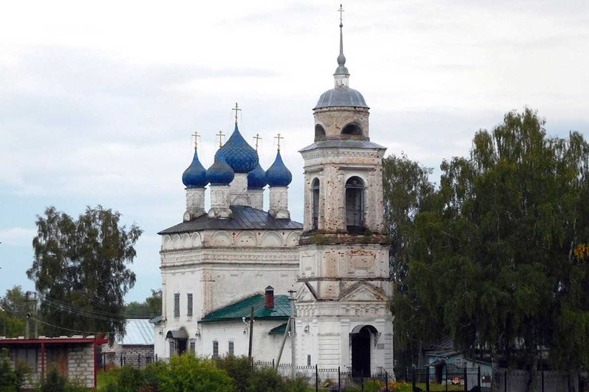 В приволжской деревне. Приволжский р-н. Спасское. Спасская Церковь. Ивановская область село Спасское. Храм Спаса Нерукотворного Ивановская область. Спасская Церковь Ивановская область Ивановский район.