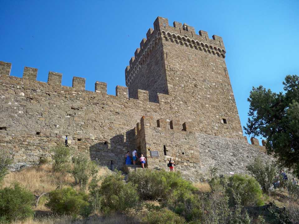 Генуэзская крепость — знаменитая достопримечательность города судак