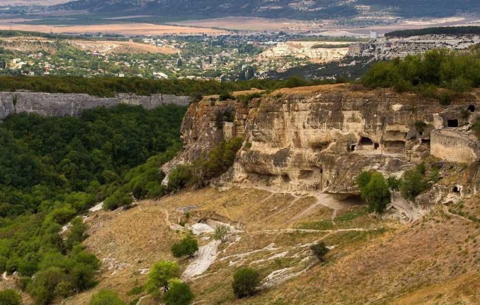 Пещерный город чуфут-кале в крыму: описание, история, экскурсии