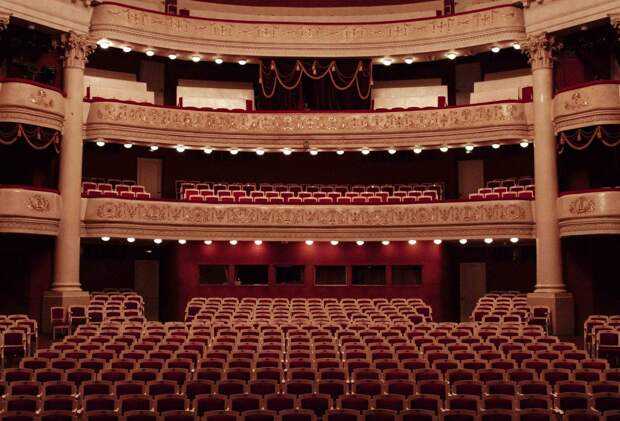 Саратовский академический театр оперы и балета — один из старейших в Поволжье и в России. Он был основан в 1803 году. В 1820-х годах заезжие труппы, гастролеры и местные любители ставили здесь комические оперы, а затем – оперетты и драматические спектакли