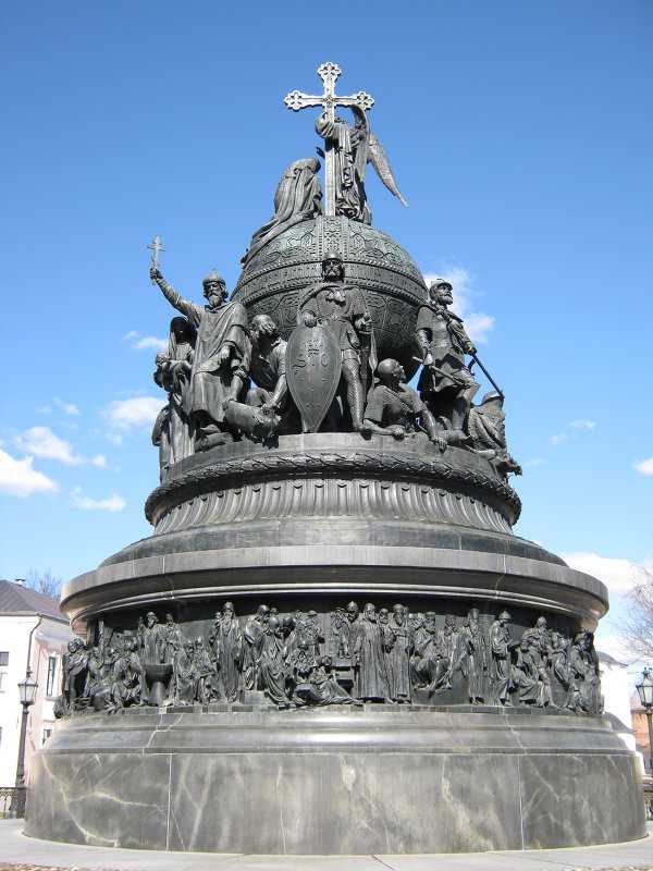 Кто изображен на памятнике тысячелетие россии в великом новгороде