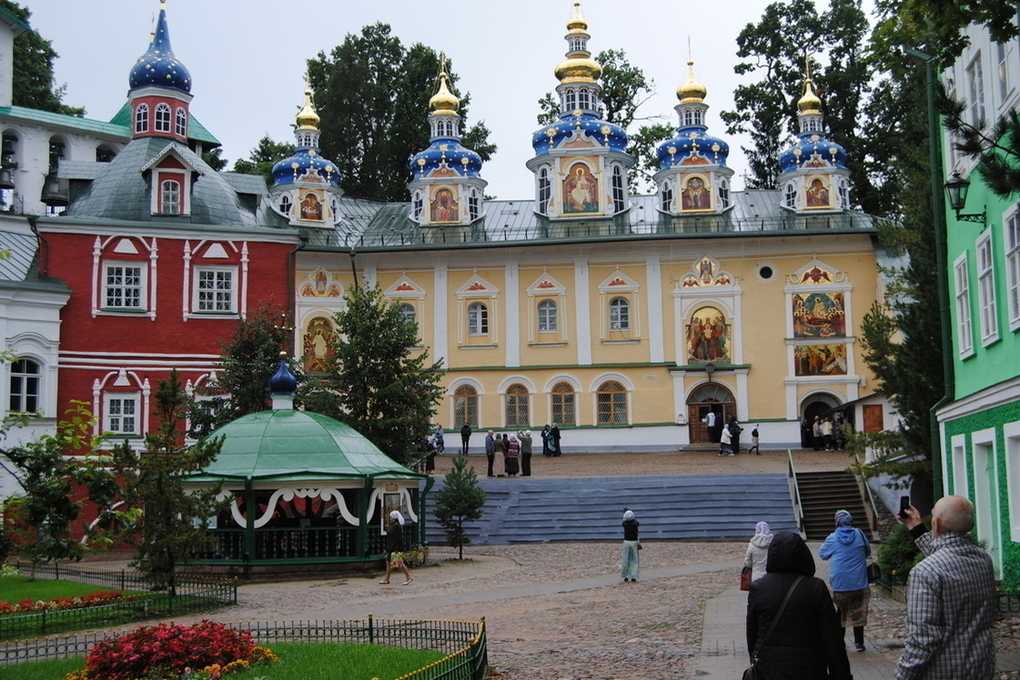 Псково-печерский монастырь: часы работы, расписание богослужений, адрес и фото