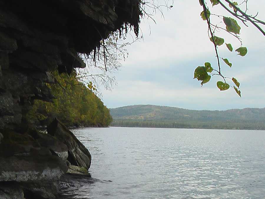 Озеро Аргази расположено в Челябинской области, в западной части Аргаяшского района, в нескольких километрах от города Карабаша. Это водоем искусственного происхождения, созданный в процессе возведения на реке Миасс Аргазинской ГЭС в 1939-1946 гг. Вокруг