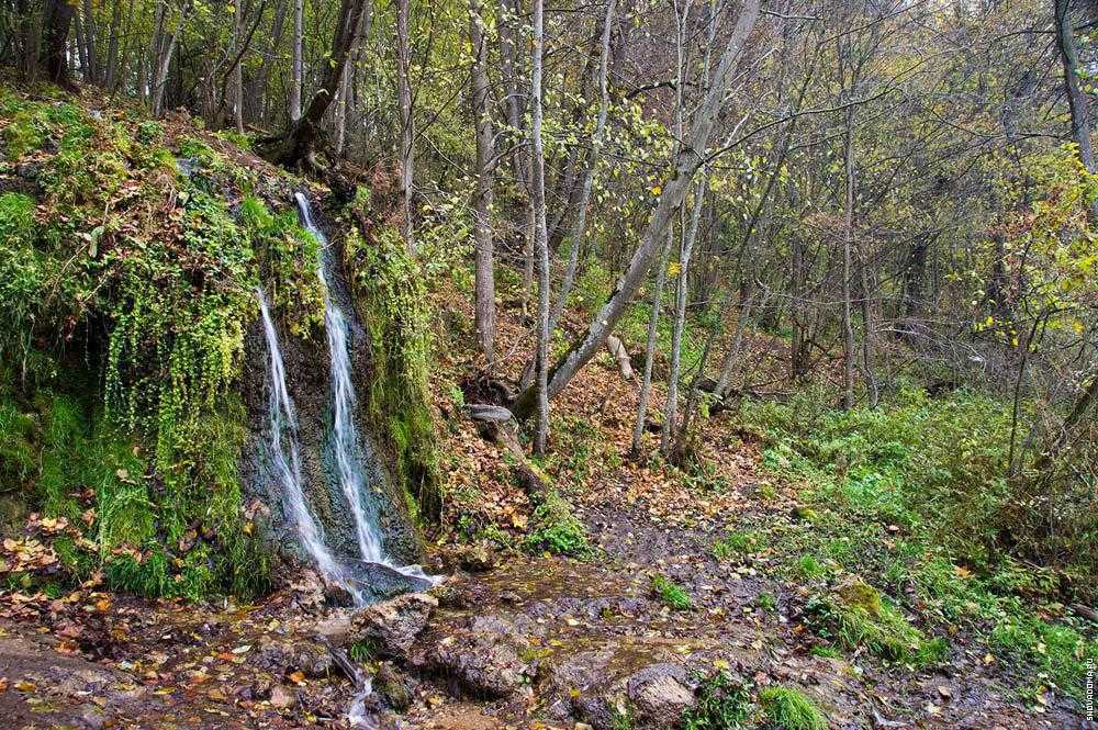 Водопад радужный. Водопад Радужный Калужская область. Деревня Папино водопад Радужный. Водопад в Пущино. Водопад Бобровский Московская область.