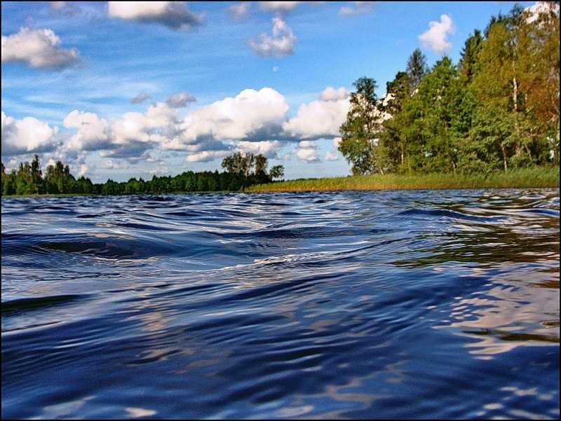 Валдайское озеро — большой живописный водоем, расположенный в Новгородской области России. Это чистое пресноводное озеро считается самым красивым в голубом ожерелье озер, раскинувшихся на Валдайской возвышенности. Круглый год Валдайское озеро привлекает т