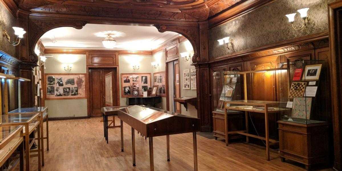 Музей Набокова — дом писателя в Санкт-Петербурге, где он родился и провел детские годы.