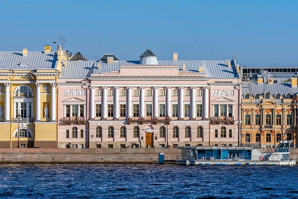 Английская набережная – парадная набережная Санкт-Петербурга и один из самых знаменитых фрагментов берега Невы. Считается самой значимой в историческом плане городской улицей. Английскую набережную построили в 1767-1788 годах, это была первая набережная,
