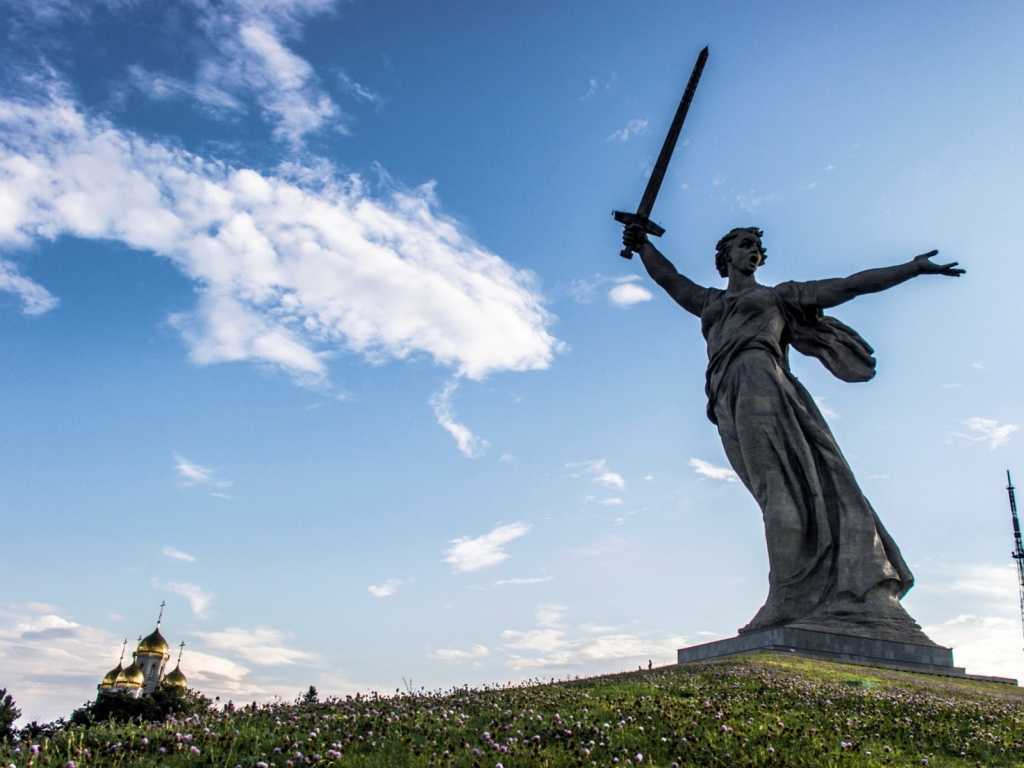 «родина-мать зовет» – главный памятник защитникам сталинграда на мамаевом кургане