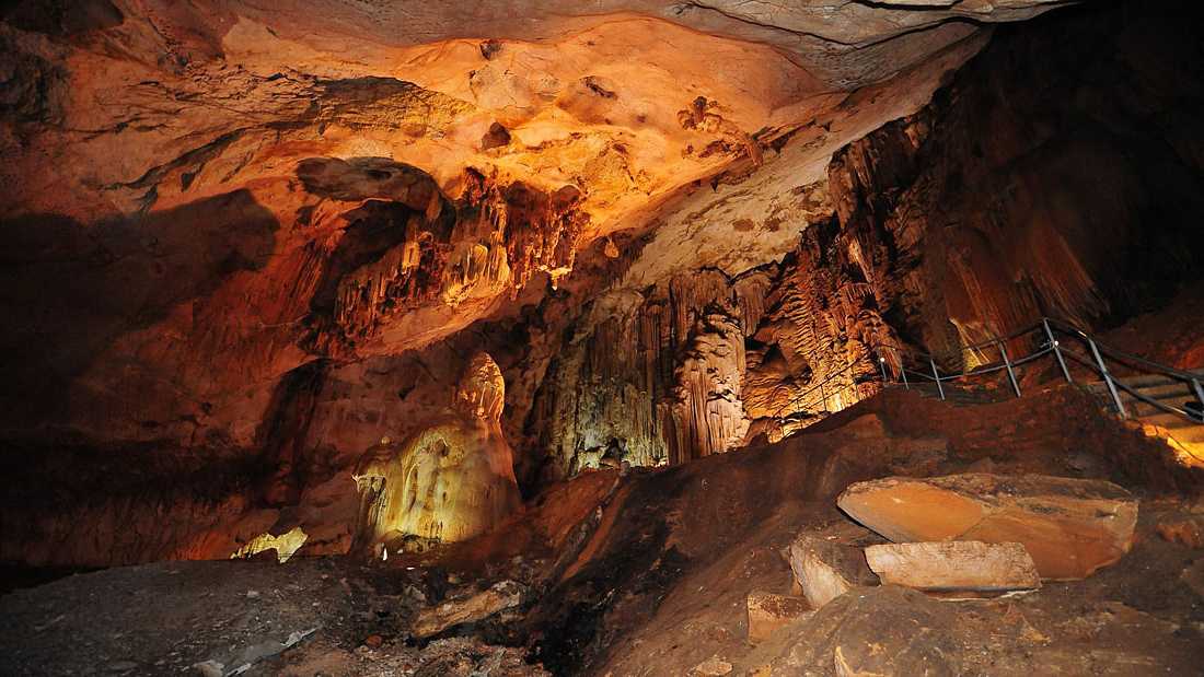 Узнай где находится Пещера Эмине-Баир-Хосар на карте России (С описанием и фотографиями). Пещера Эмине-Баир-Хосар со спутника