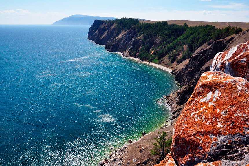Ольхон – самый большой из островов в акватории озера Байкал, его географический и сакральный центр. Этот участок суши, напоминающий своей формой очертания самого Байкала, издавна окутывает аура таинственности. Загадочная история, богатейшая природа, много