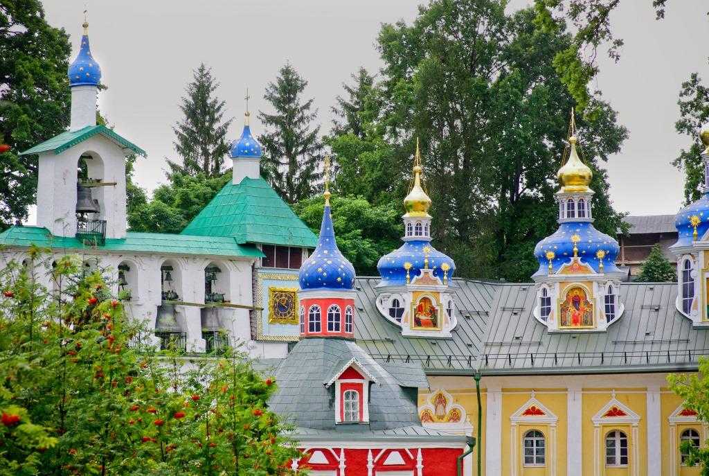 Псково-печерский монастырь - достопримечательность с богатой историей