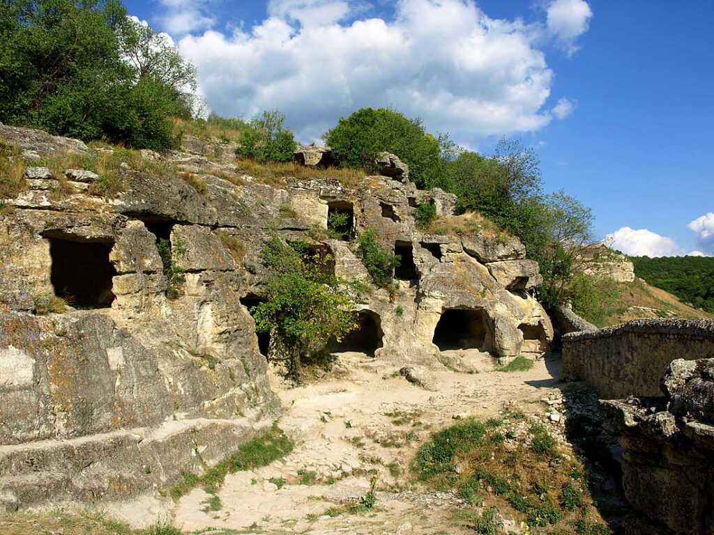 Древний скальный город чуфут-кале в бахчисарае: прикоснитесь к истории
