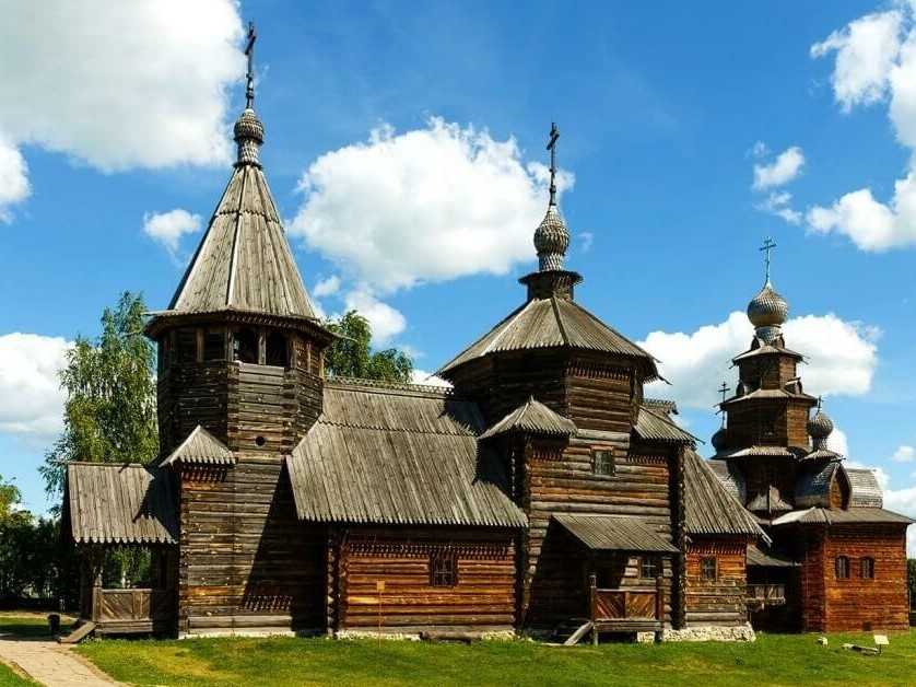 Суздальский кремль – красивая старинная крепость с многовековой историей. Пережившая вражеские набеги и полномасштабные войны, она является живым свидетельством непобедимости нашего народа,. Пожалуй, лучшего места для знакомства с историей Древней Руси не