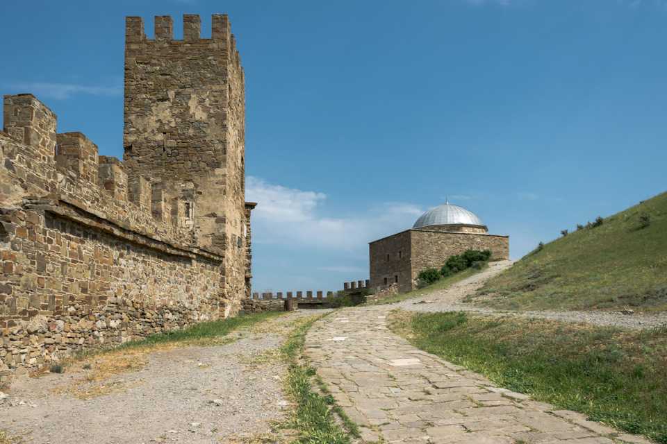 Генуэзская крепость — знаменитая достопримечательность города судак - krymturizm